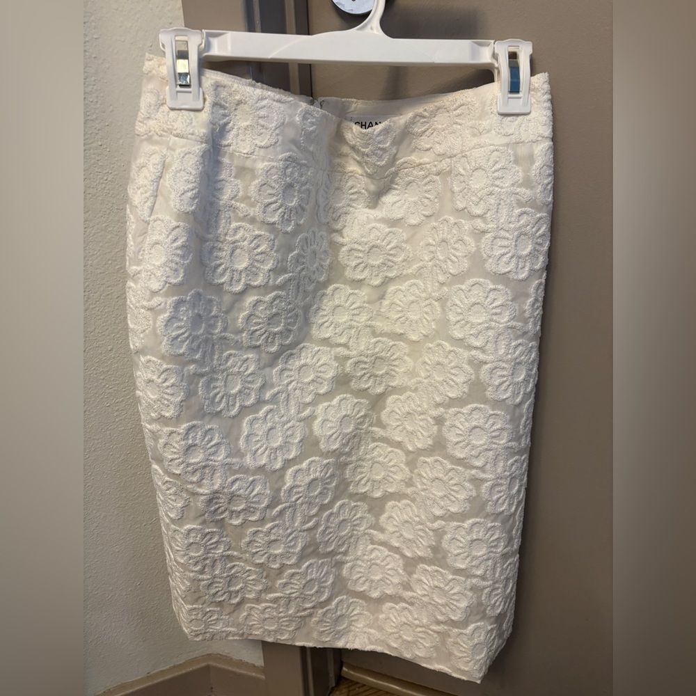 CHANEL White Textured Floral Pencil Skirt